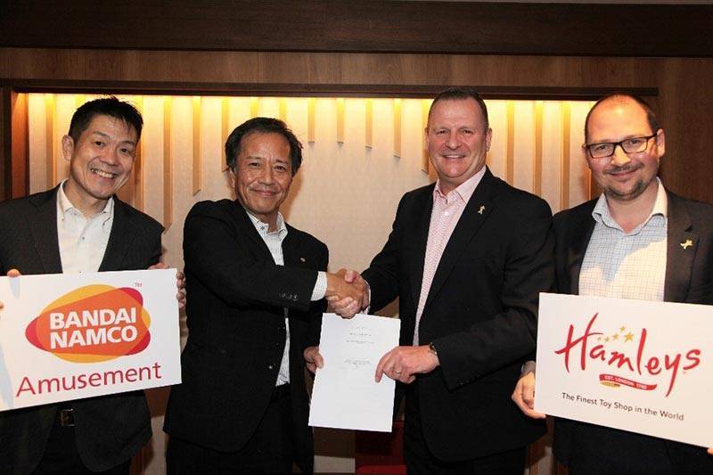 【写真右から】　Hamleys (Franchising) Limited CFO Alex Jablonowski氏、同社CEO Ralph Cunningham氏、 株式会社バンダイナムコアミューズメント　代表取締役社長 萩原仁、同社取締役 岩屋口治夫