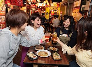 餃子と相性の良いビールやハイボールなどのアルコールも販売しています。